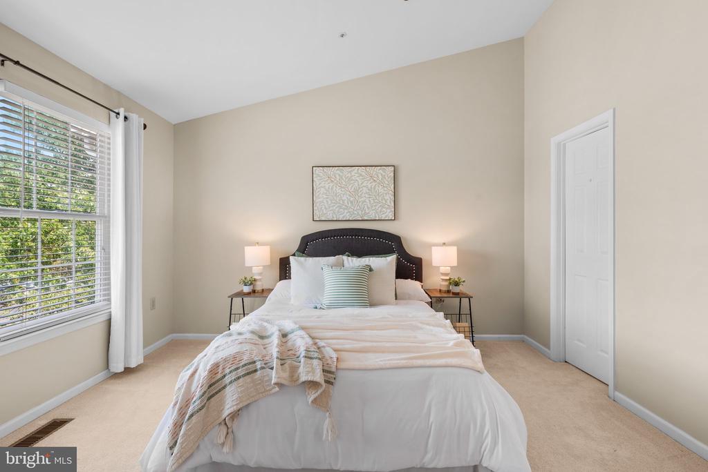1029 SIMSBURY COURT