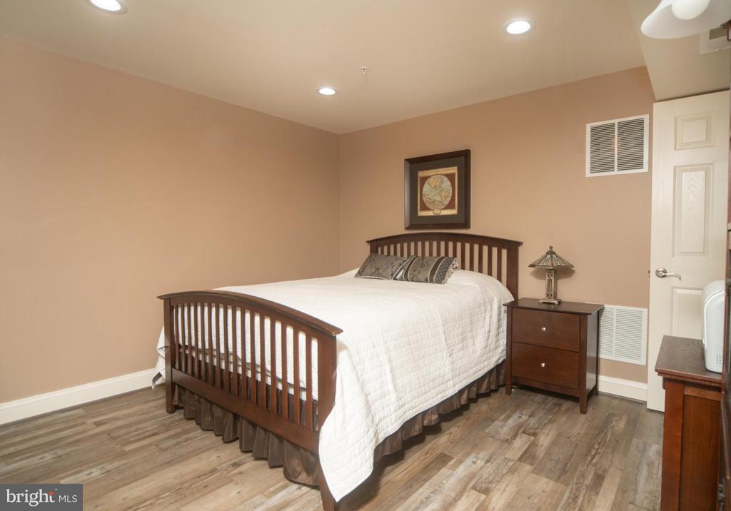 818 THICKET COURT