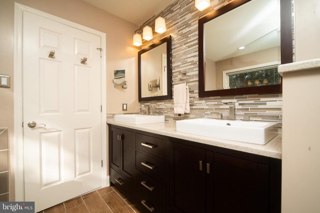 818 THICKET COURT