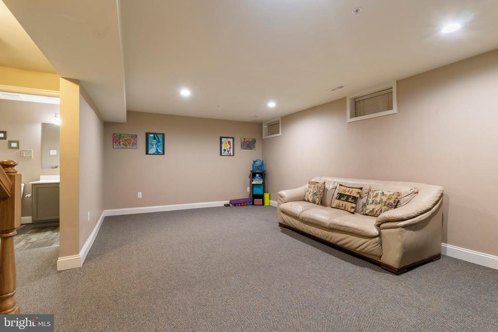 818 THICKET COURT
