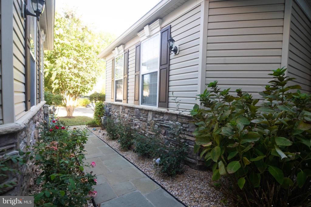 818 THICKET COURT