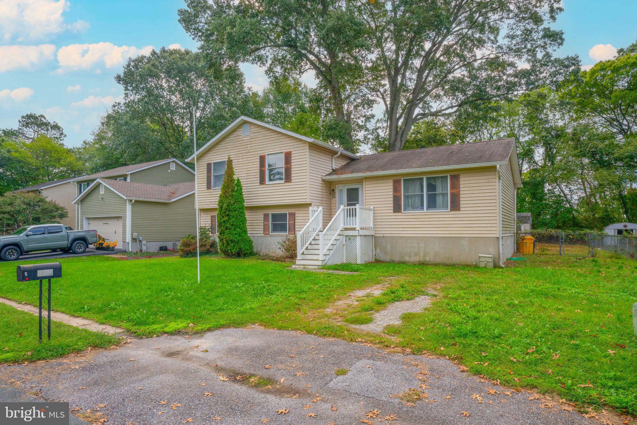 683 SWAN DRIVE