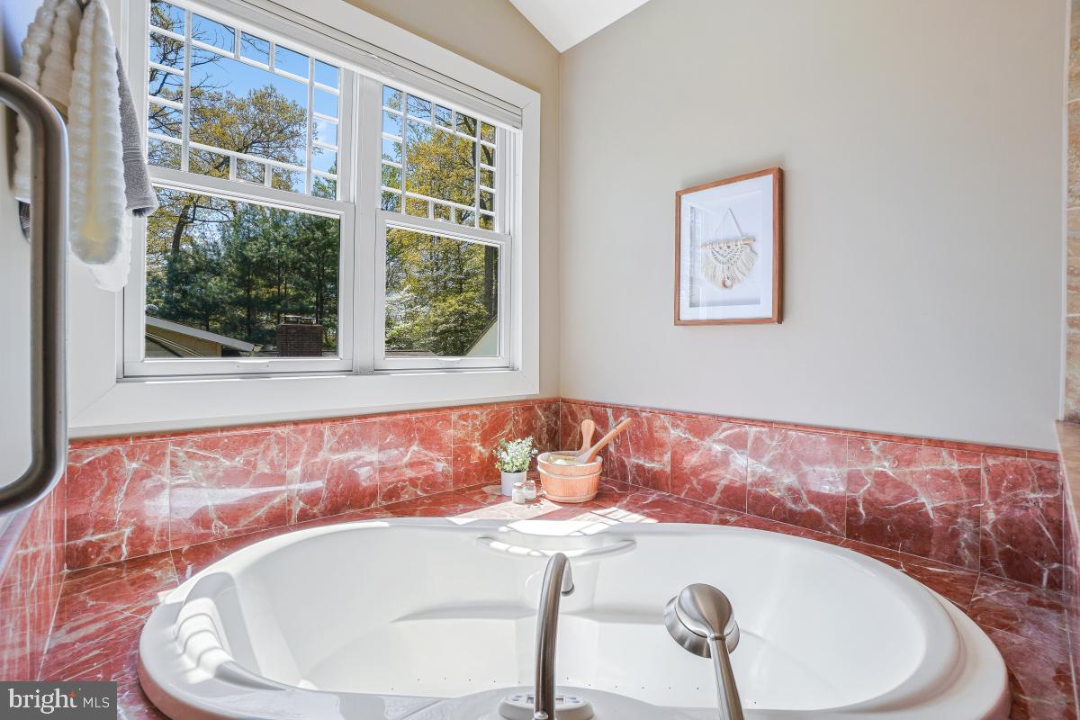 404 BEN OAKS DR WEST