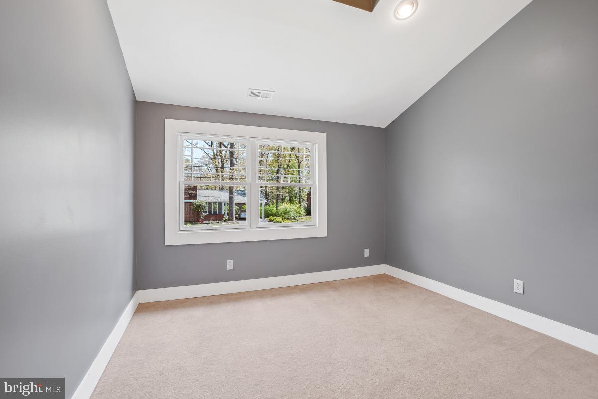 404 BEN OAKS DR WEST