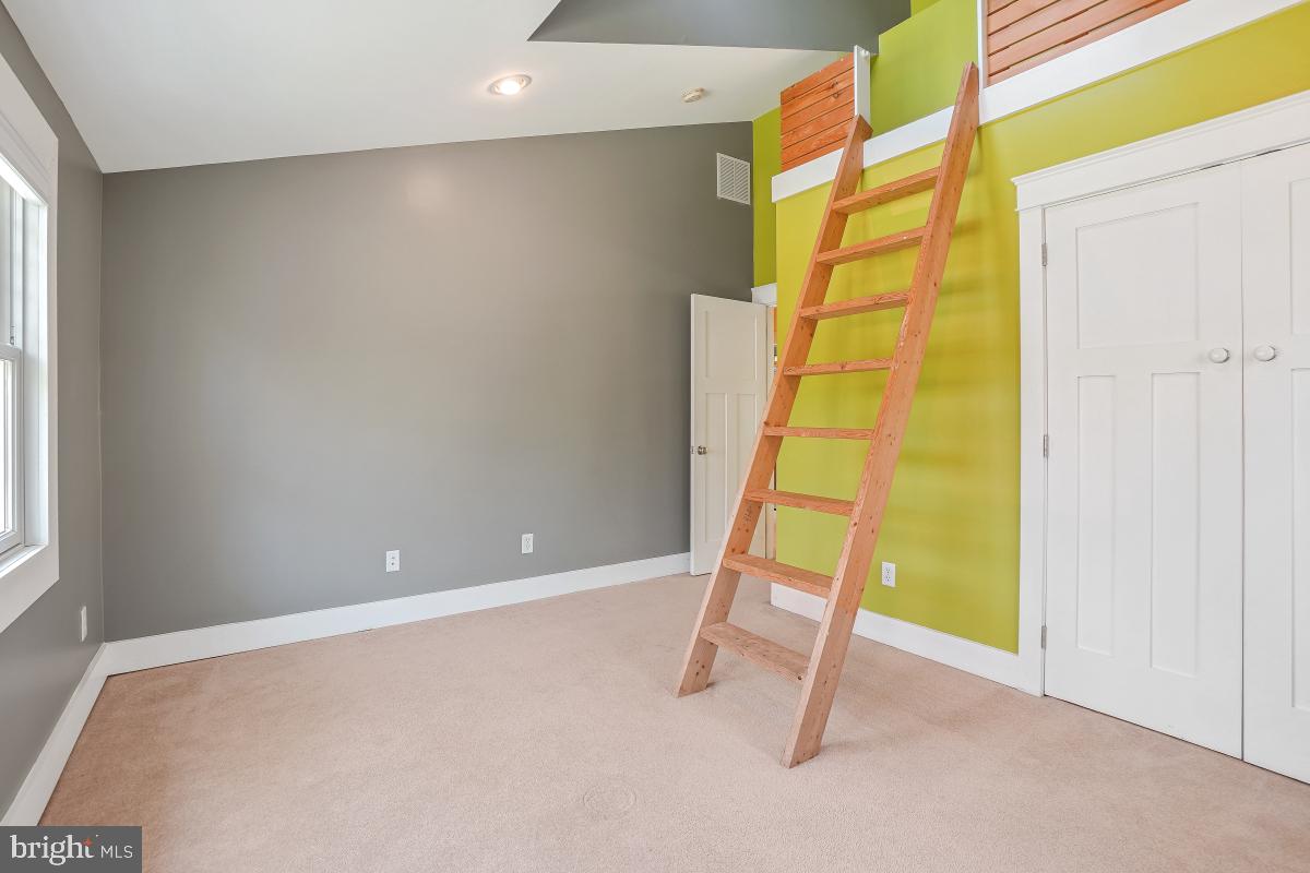 404 BEN OAKS DR WEST