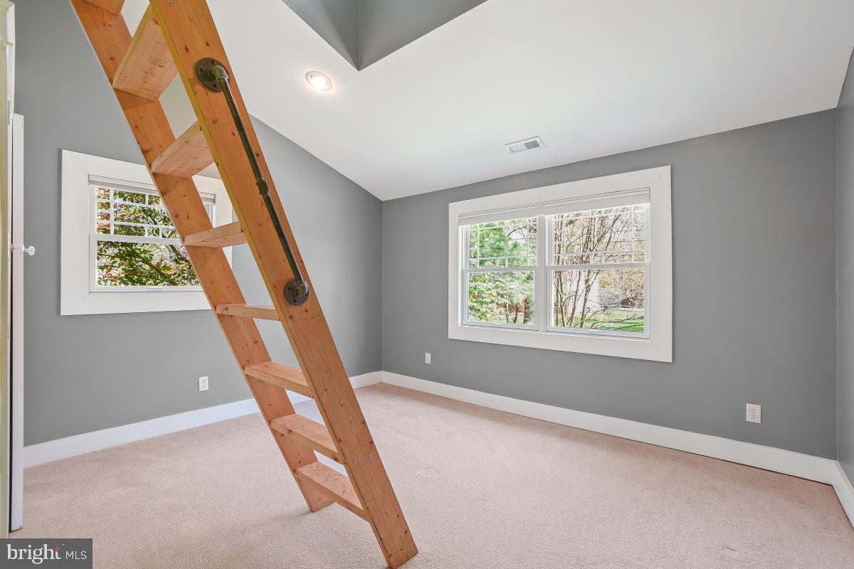 404 BEN OAKS DR WEST