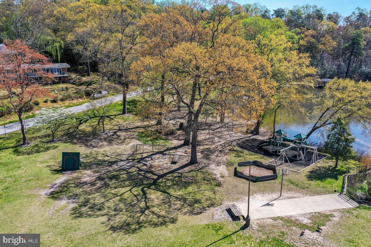 404 BEN OAKS DR WEST