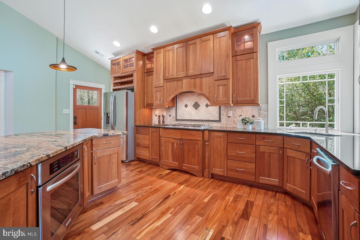 404 BEN OAKS DR WEST