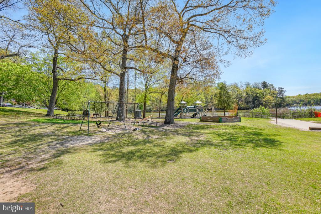 404 BEN OAKS DR WEST