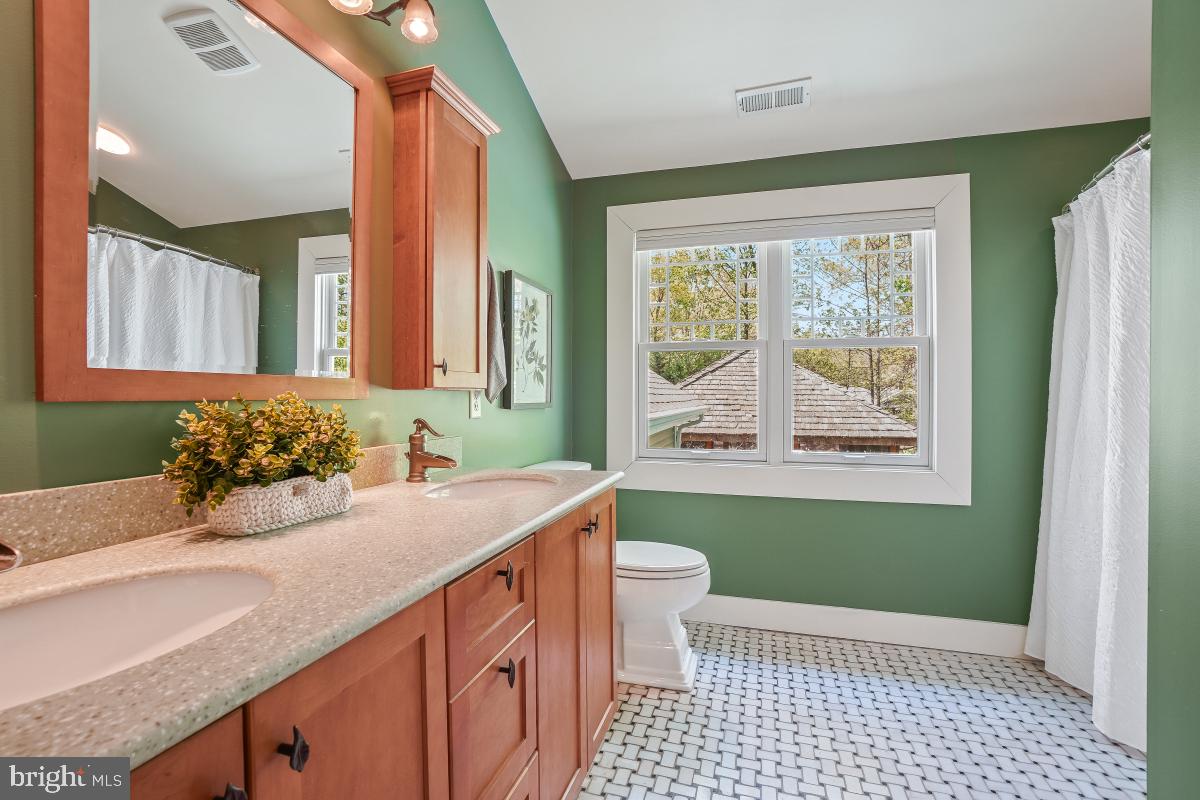 404 BEN OAKS DR WEST