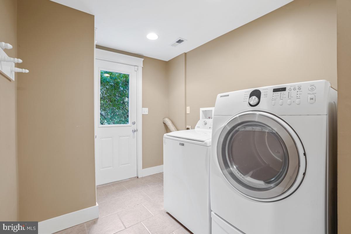 404 BEN OAKS DR WEST