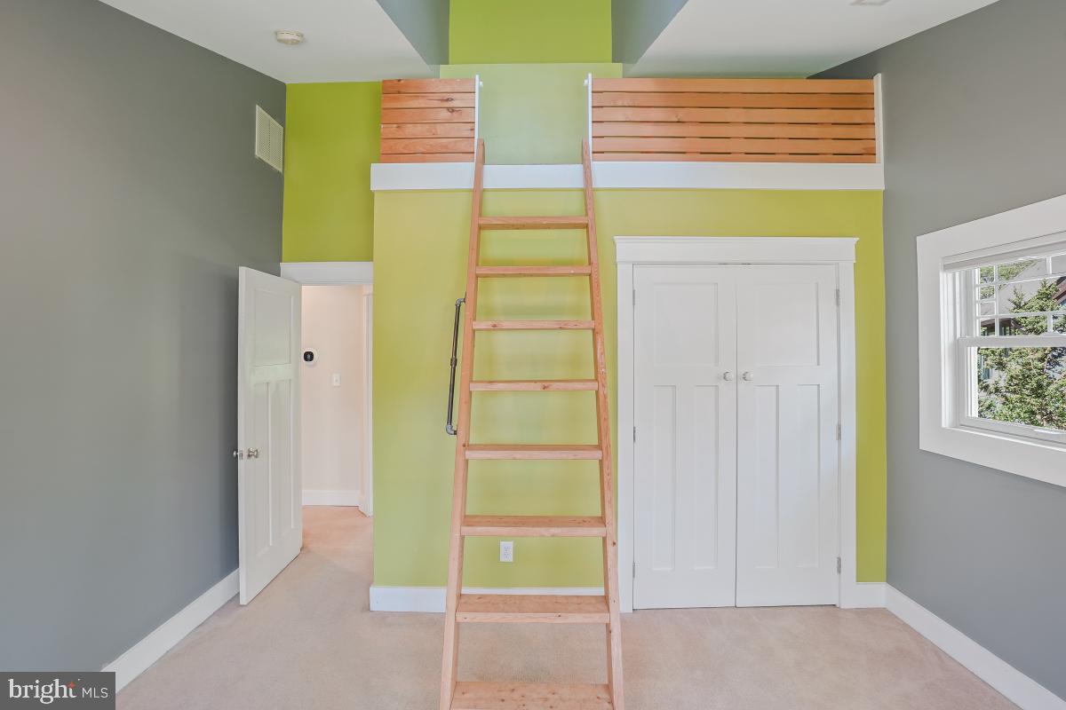 404 BEN OAKS DR WEST