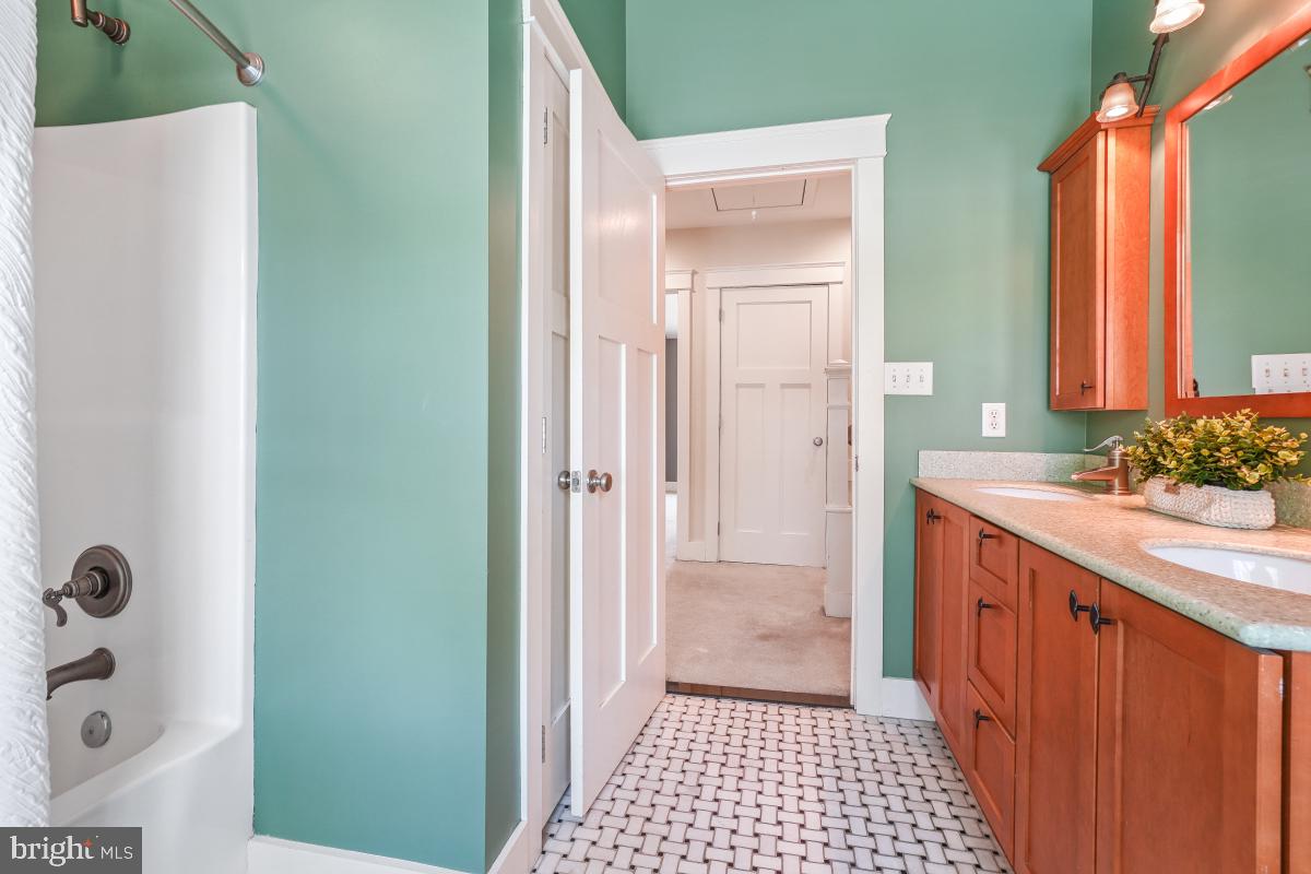 404 BEN OAKS DR WEST