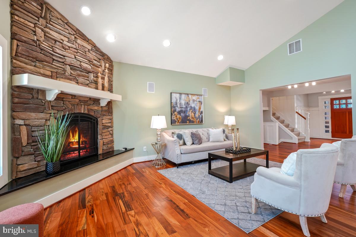 404 BEN OAKS DR WEST