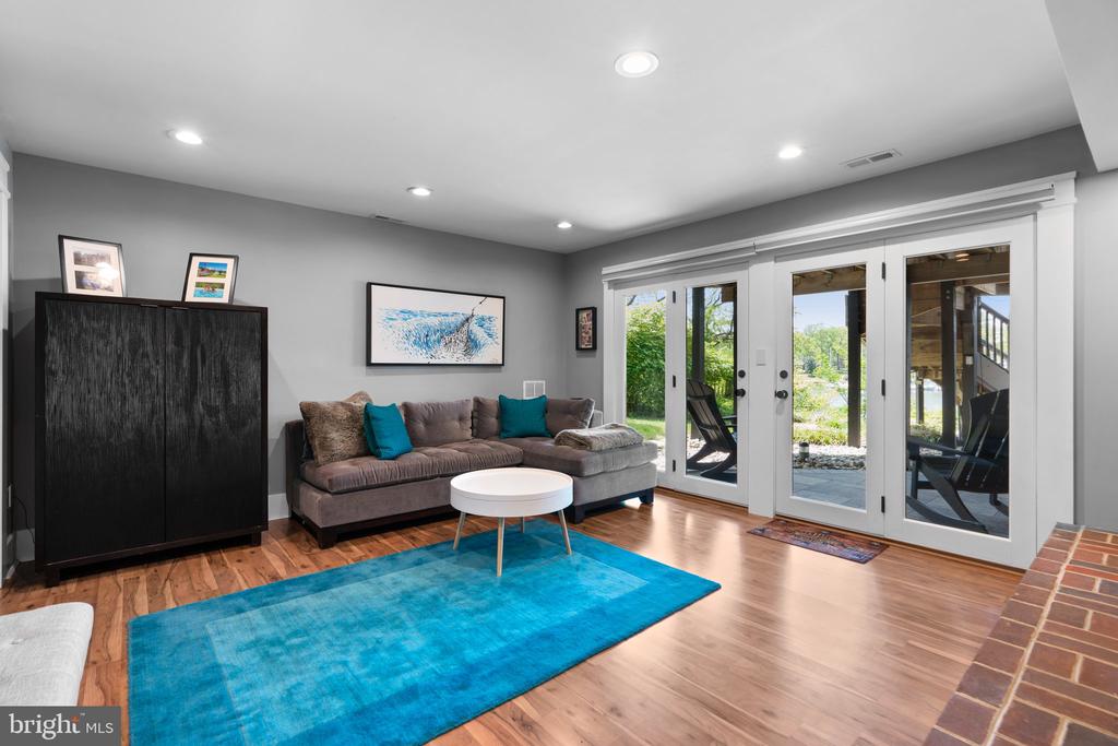 910 LYNCH DRIVE