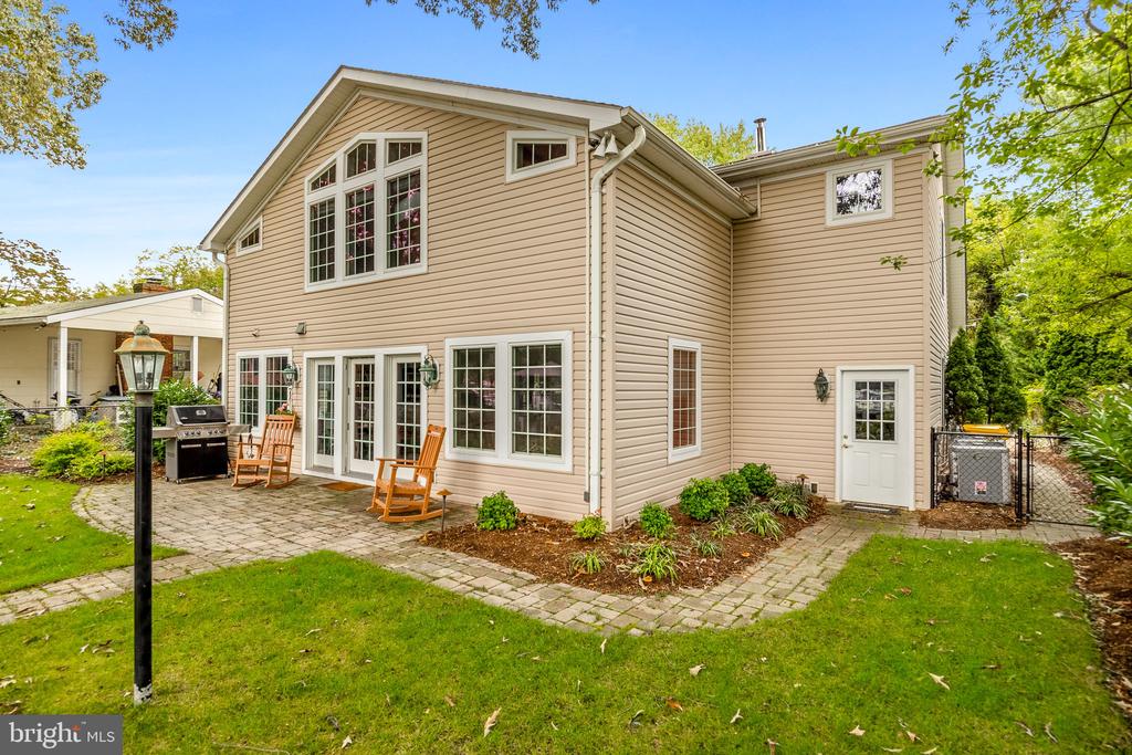 862 DORIS DRIVE