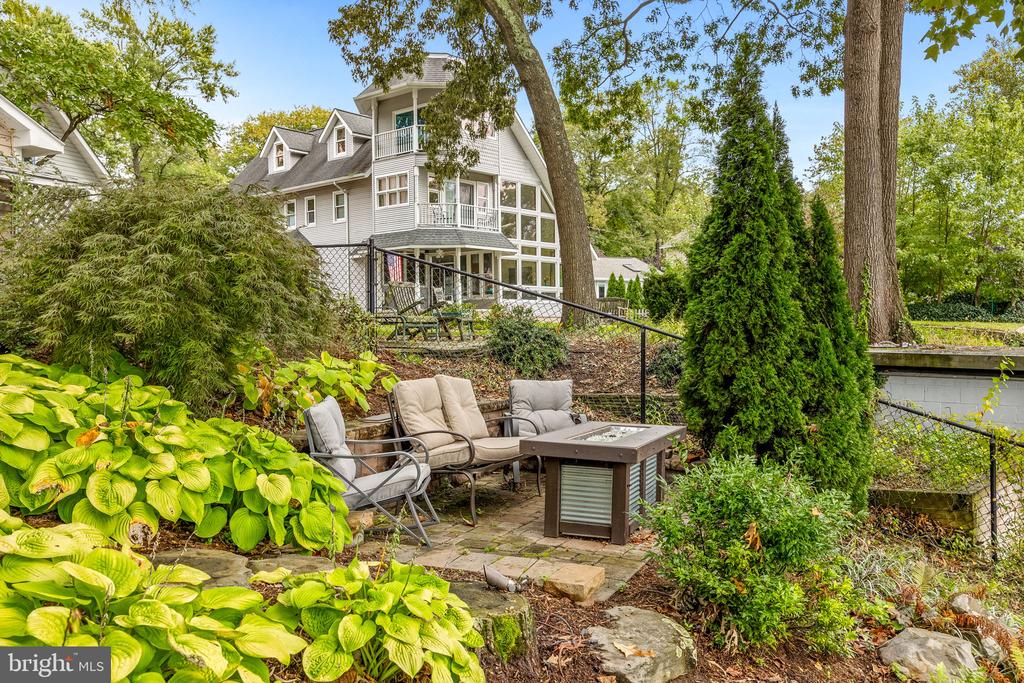 862 DORIS DRIVE