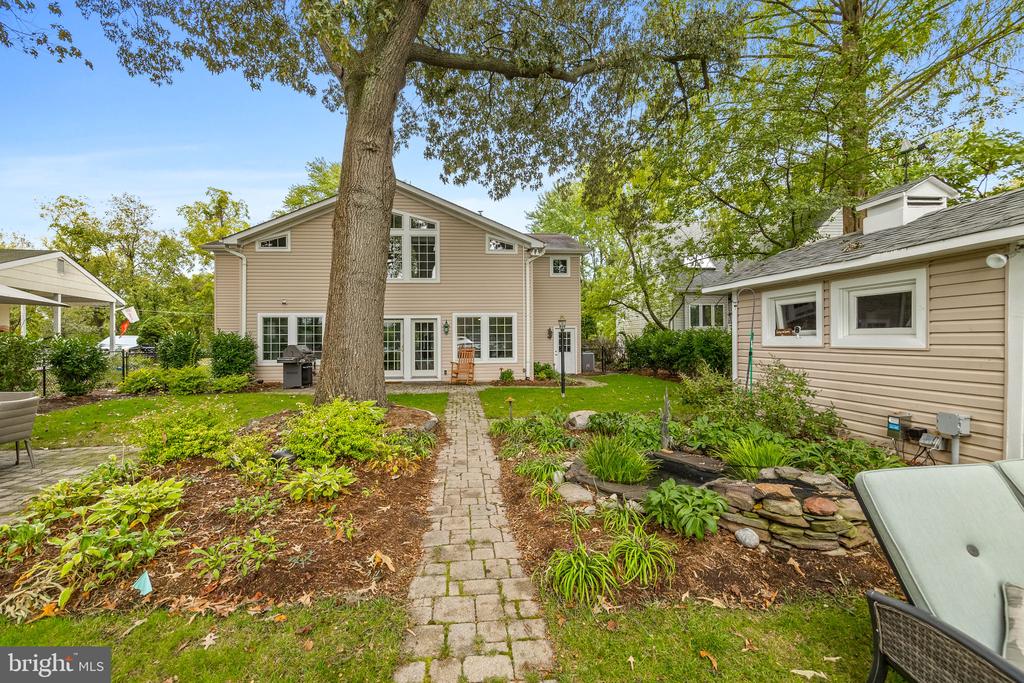 862 DORIS DRIVE