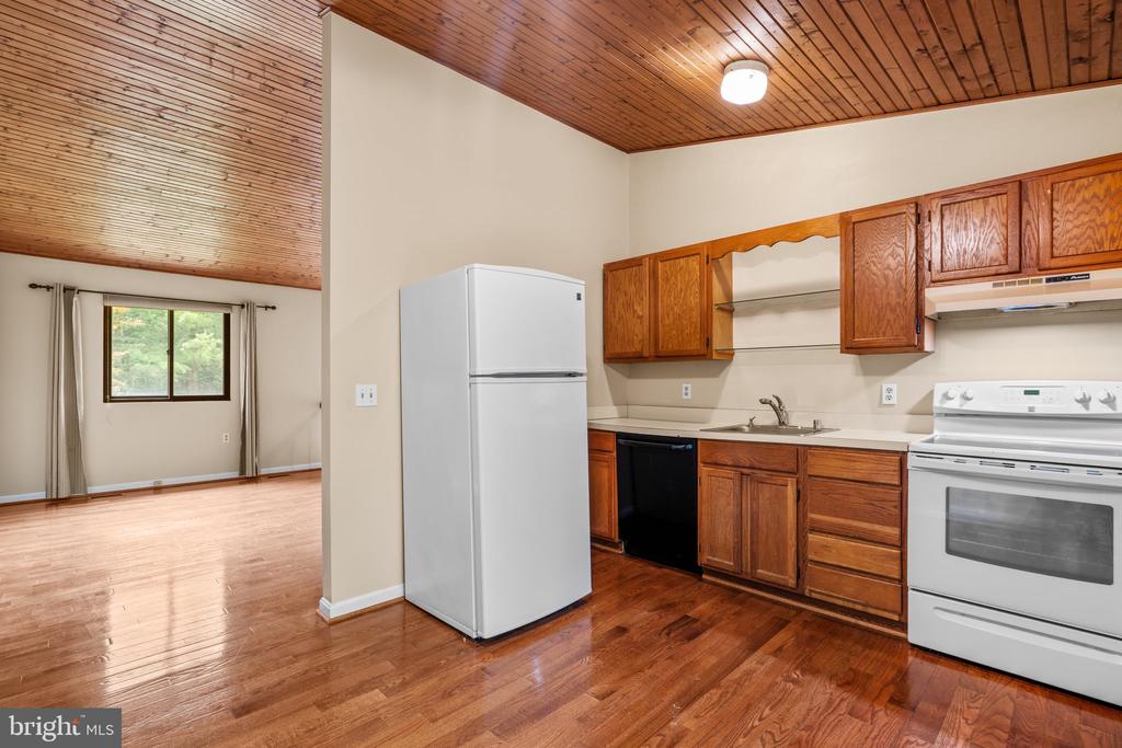 552 GREENHILL COURT