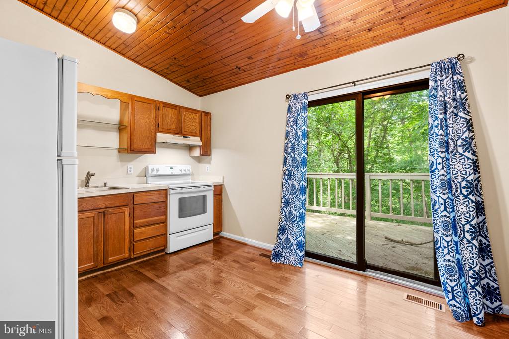552 GREENHILL COURT