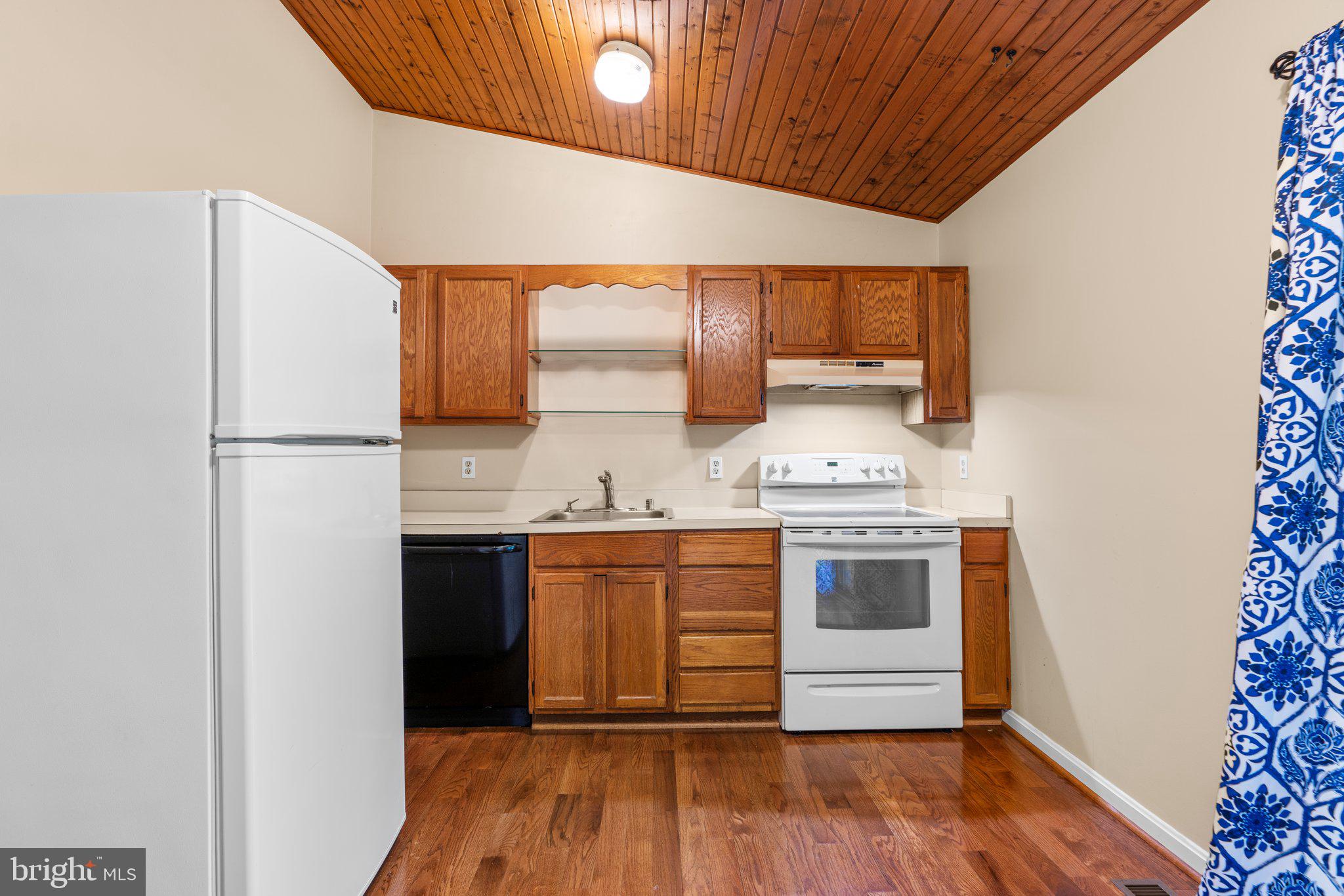 552 GREENHILL COURT