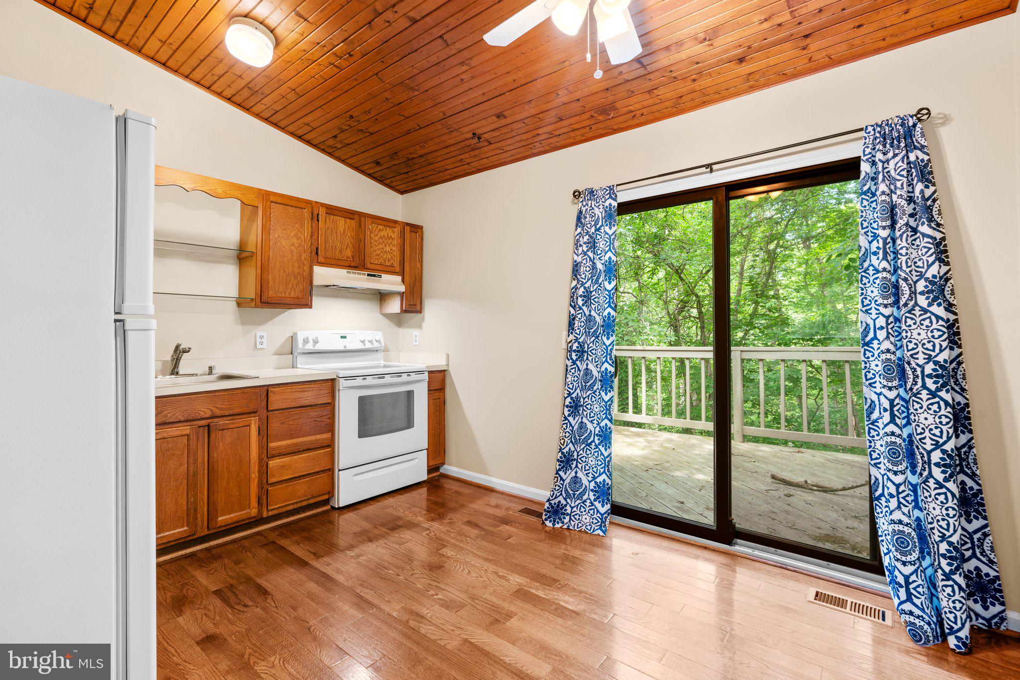 552 GREENHILL COURT