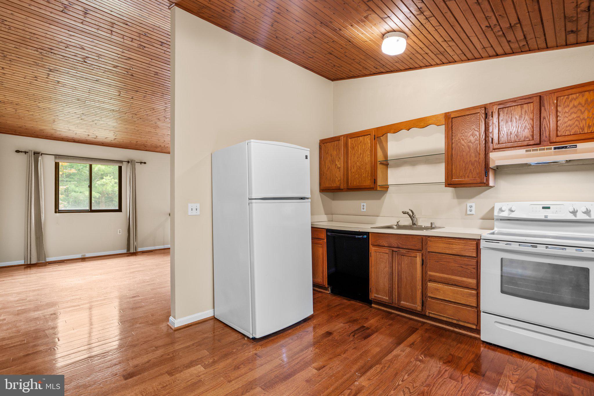 552 GREENHILL COURT