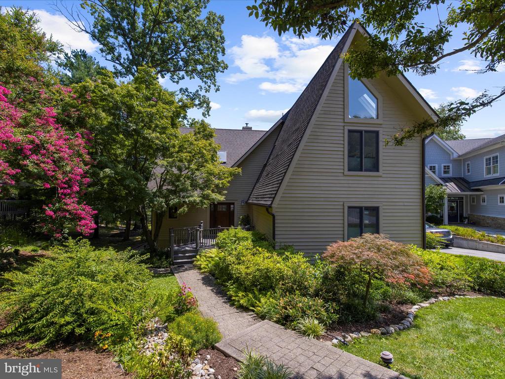527 LEE CIRCLE