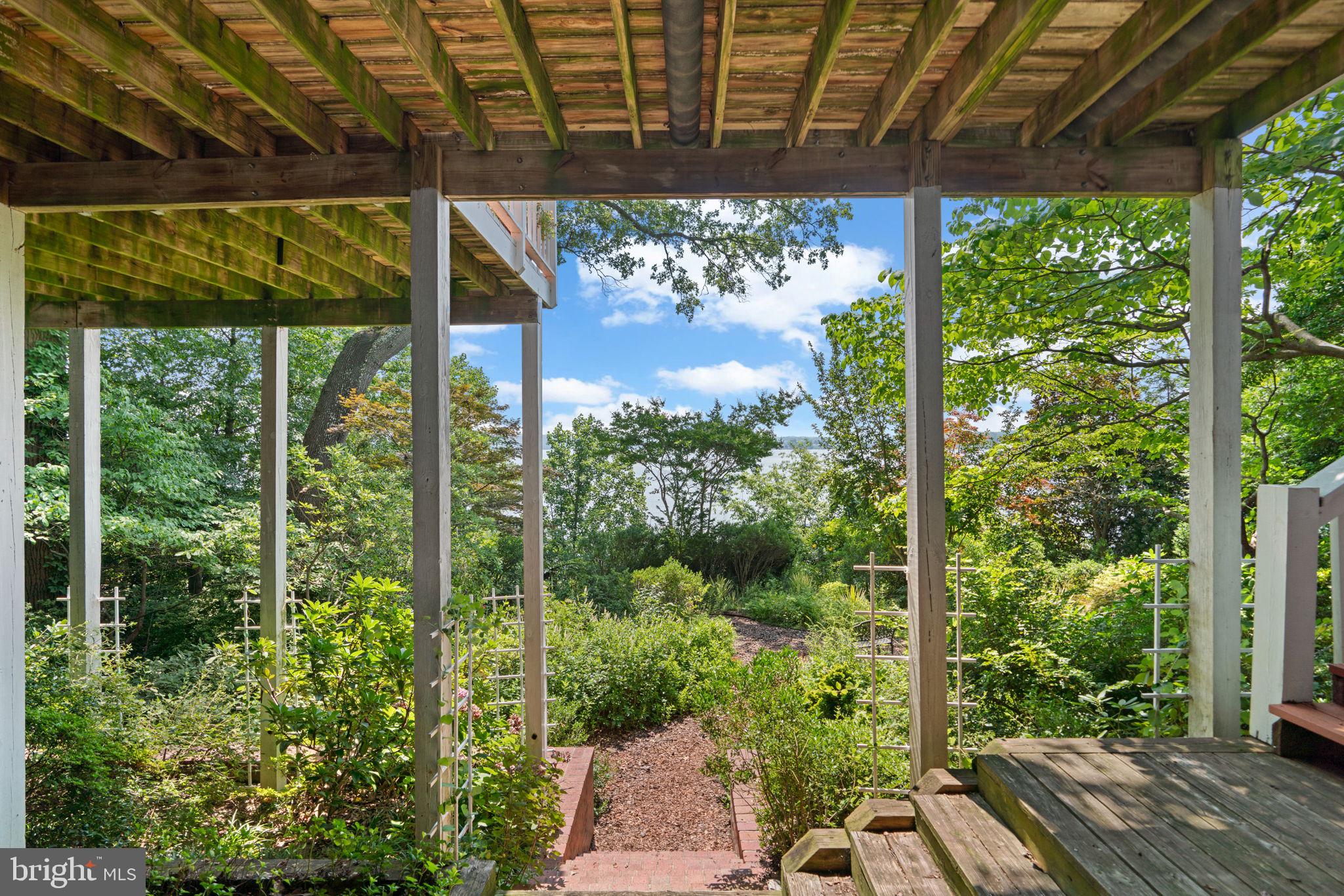 105 TRAILING IVY LANE