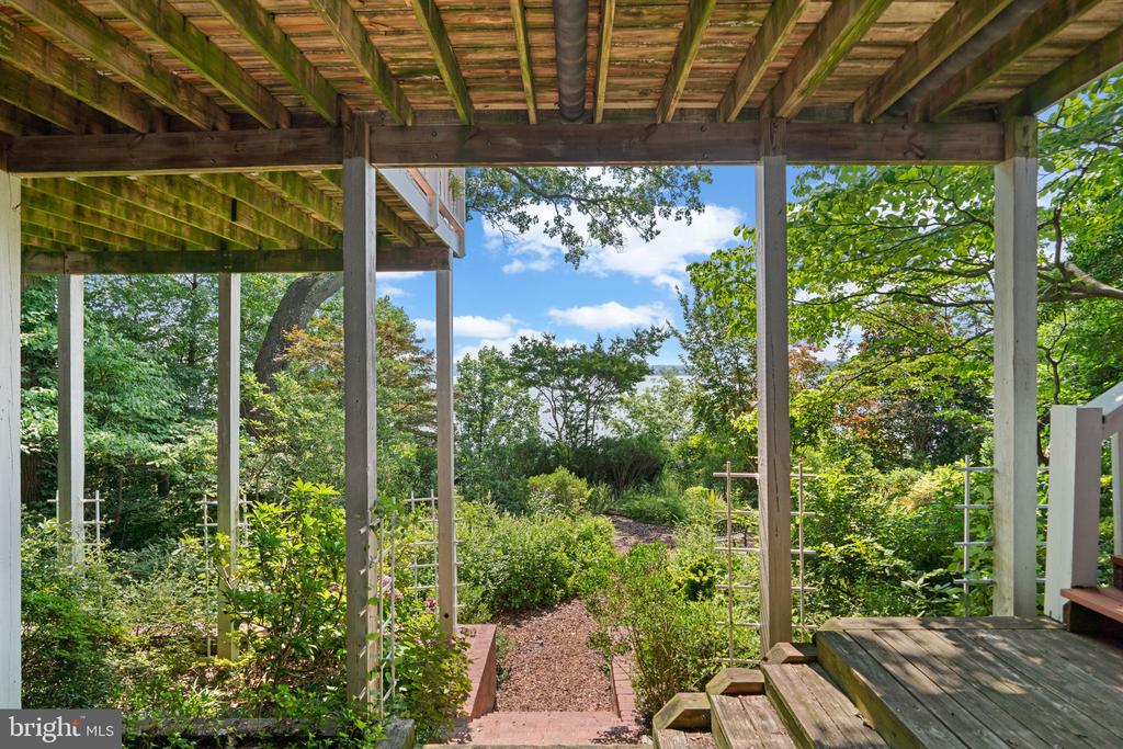 105 TRAILING IVY LANE