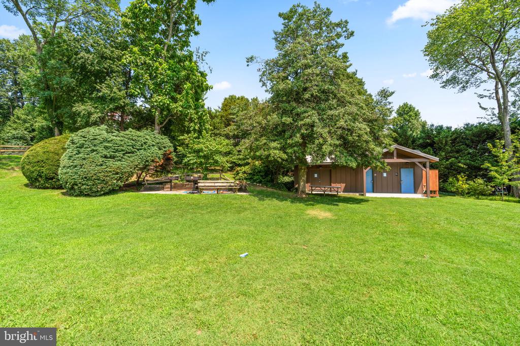 105 TRAILING IVY LANE
