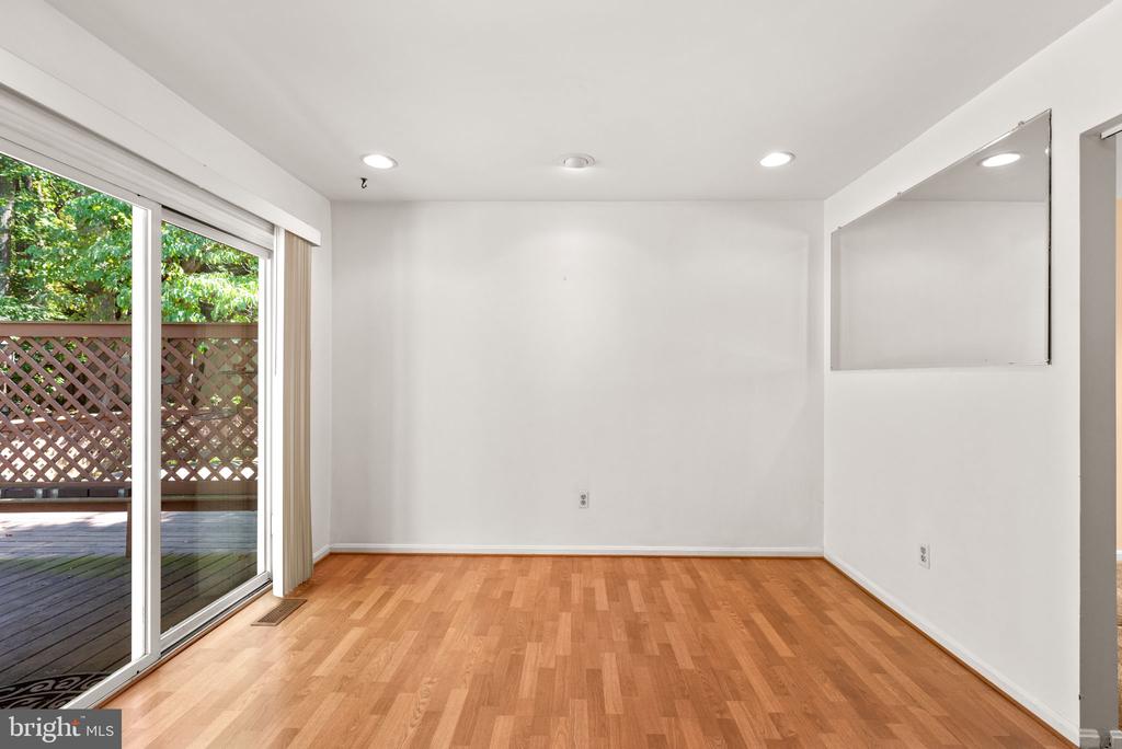939 KINHART COURT