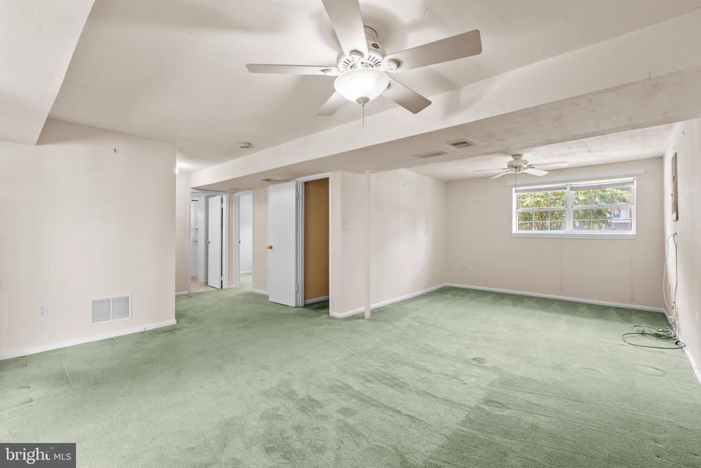939 KINHART COURT
