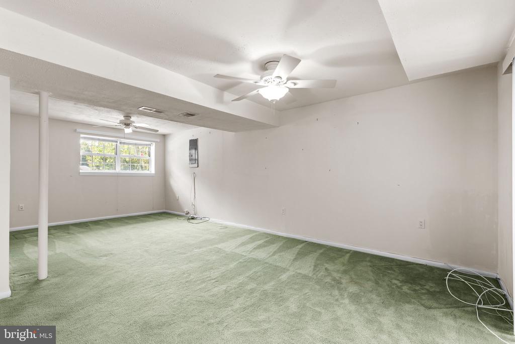 939 KINHART COURT
