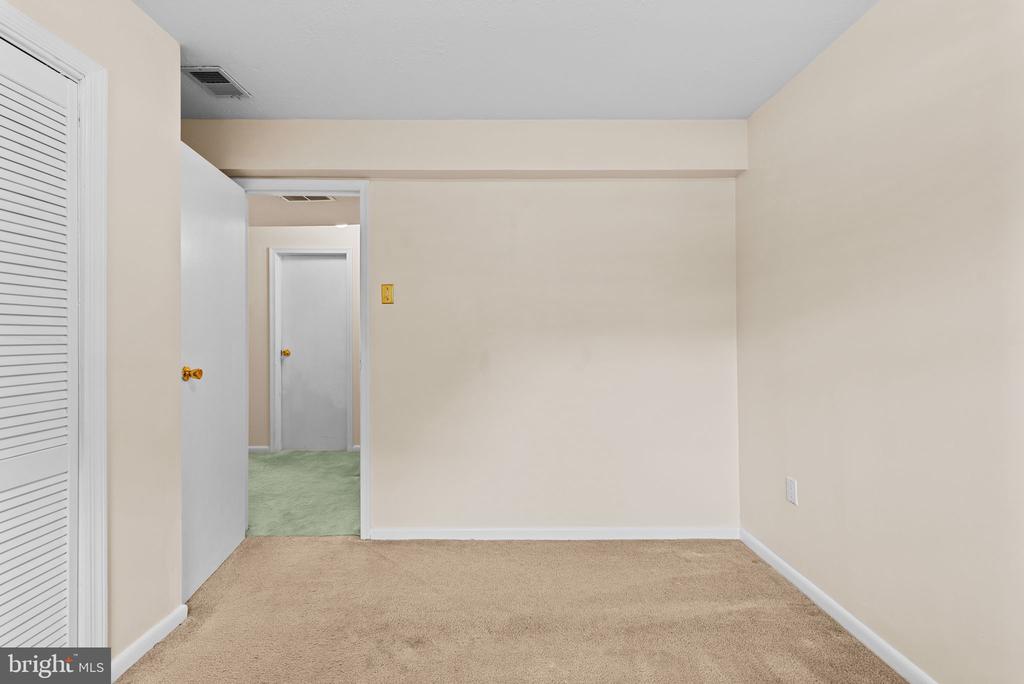 939 KINHART COURT