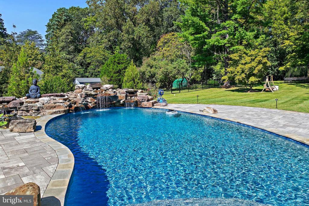 413 JOYCE LANE W