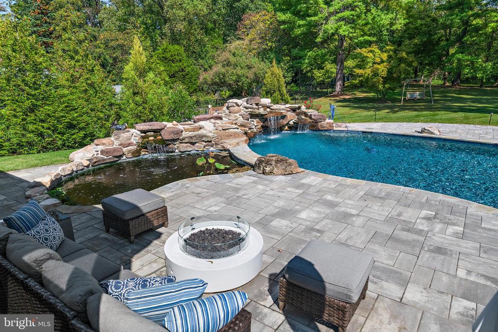 413 JOYCE LANE W