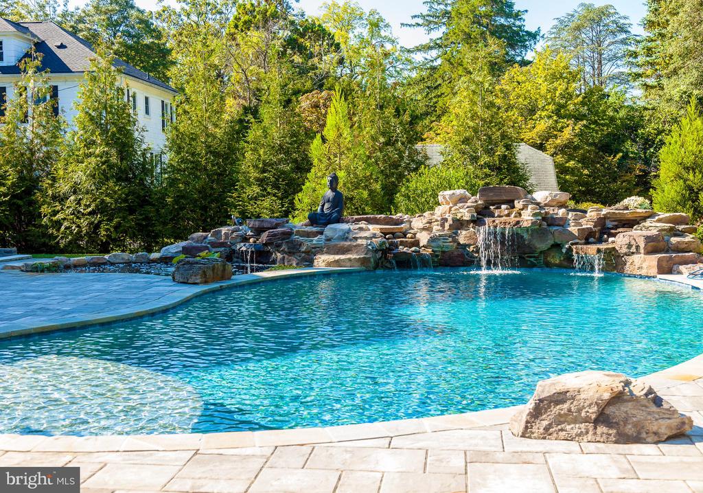 413 JOYCE LANE W