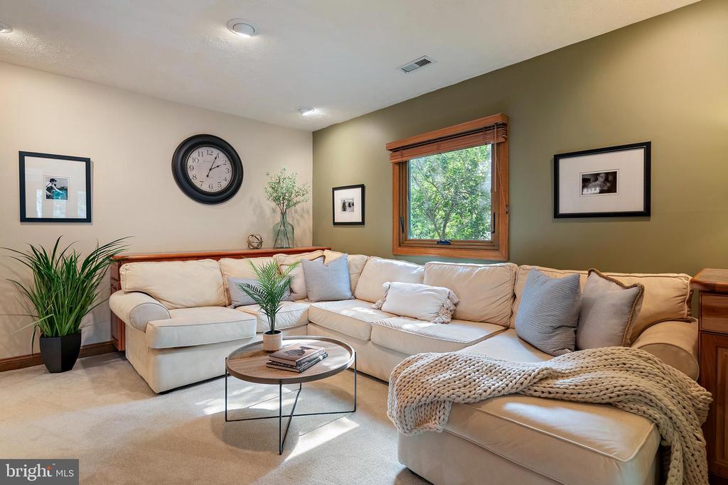 1534 CIRCLE DRIVE
