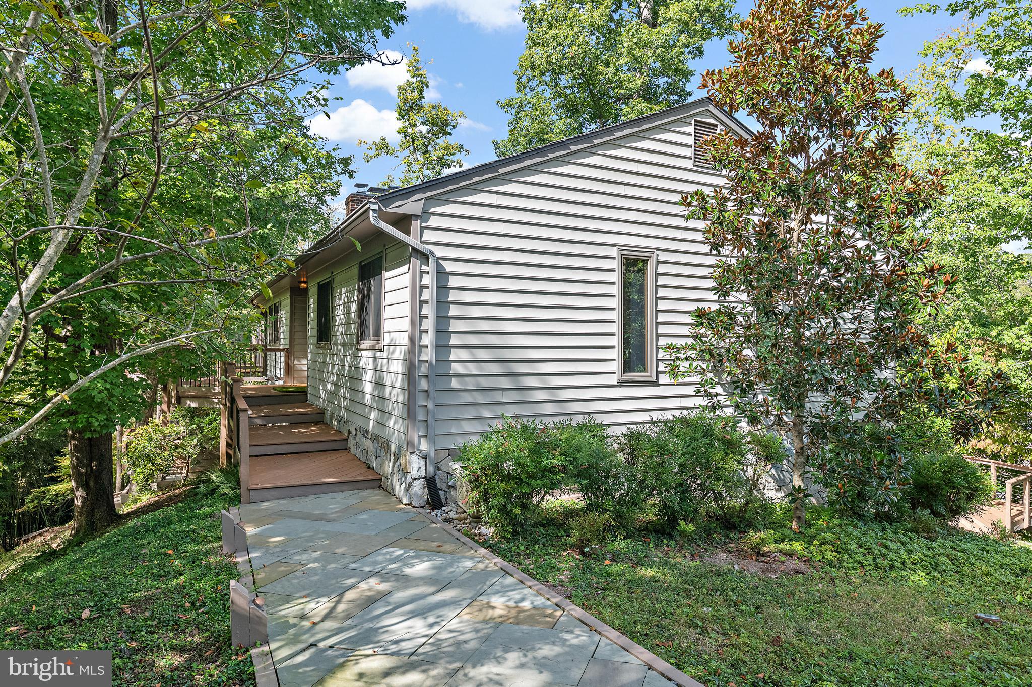 1534 CIRCLE DRIVE