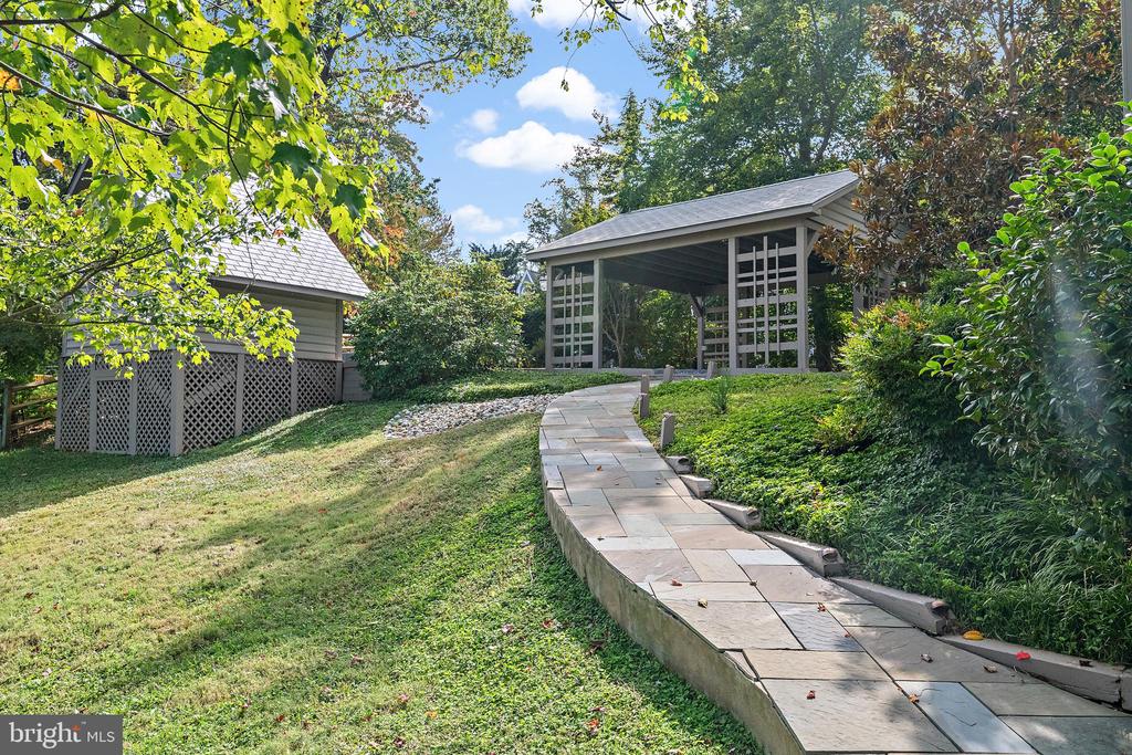 1534 CIRCLE DRIVE