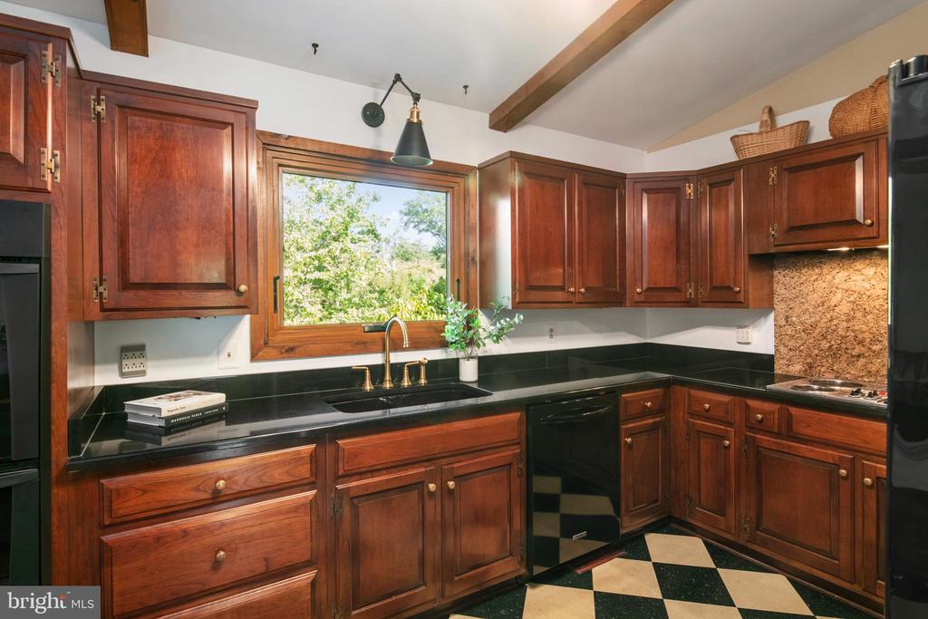 1534 CIRCLE DRIVE