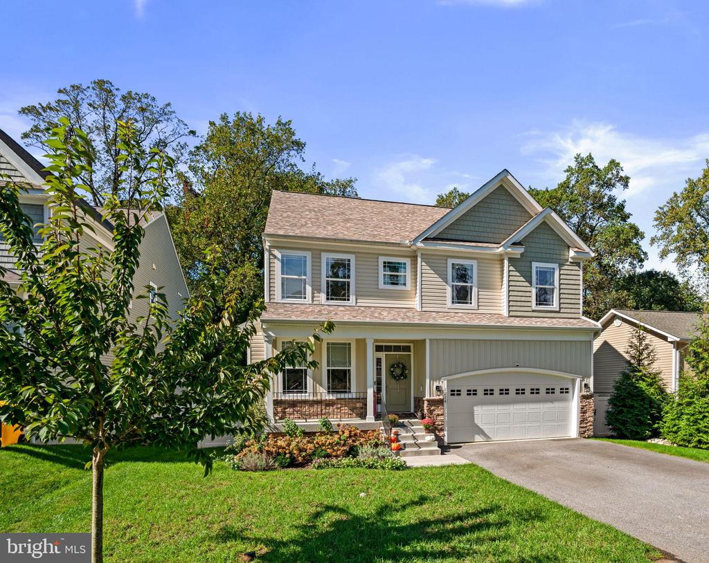 1214 RAMBLEWOOD DRIVE
