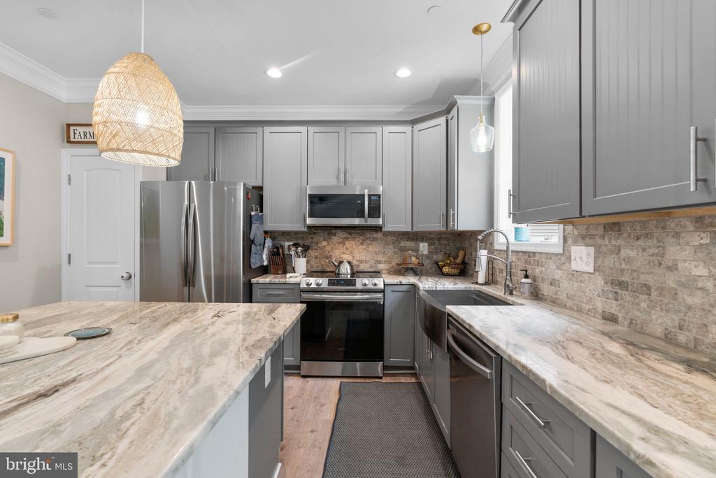 1214 RAMBLEWOOD DRIVE