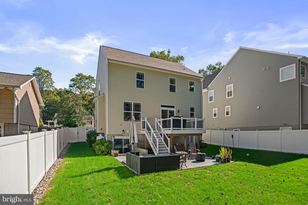 1214 RAMBLEWOOD DRIVE