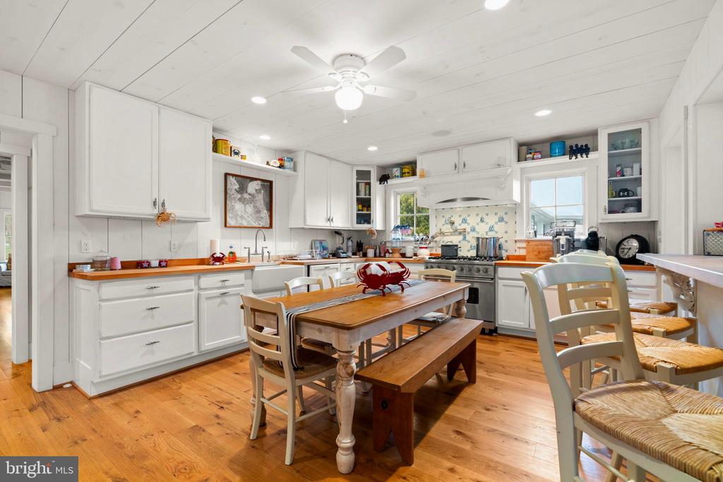 3728 BAY DRIVE