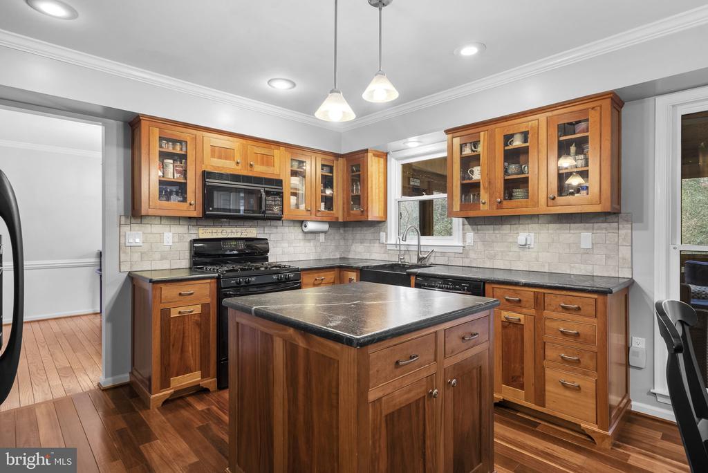 212 AMBLESIDE DRIVE