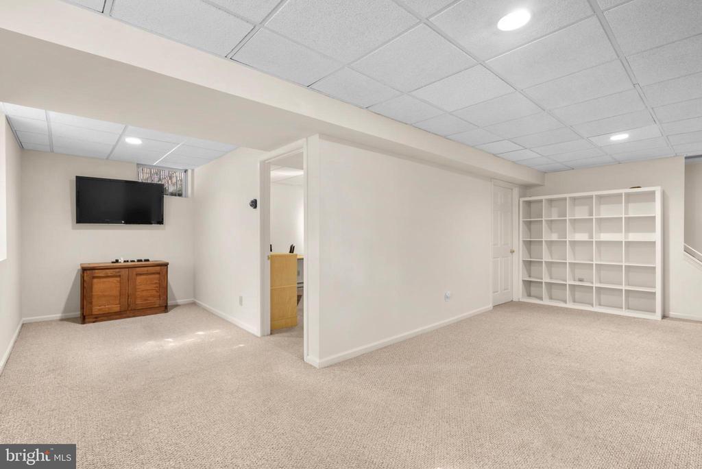 212 AMBLESIDE DRIVE