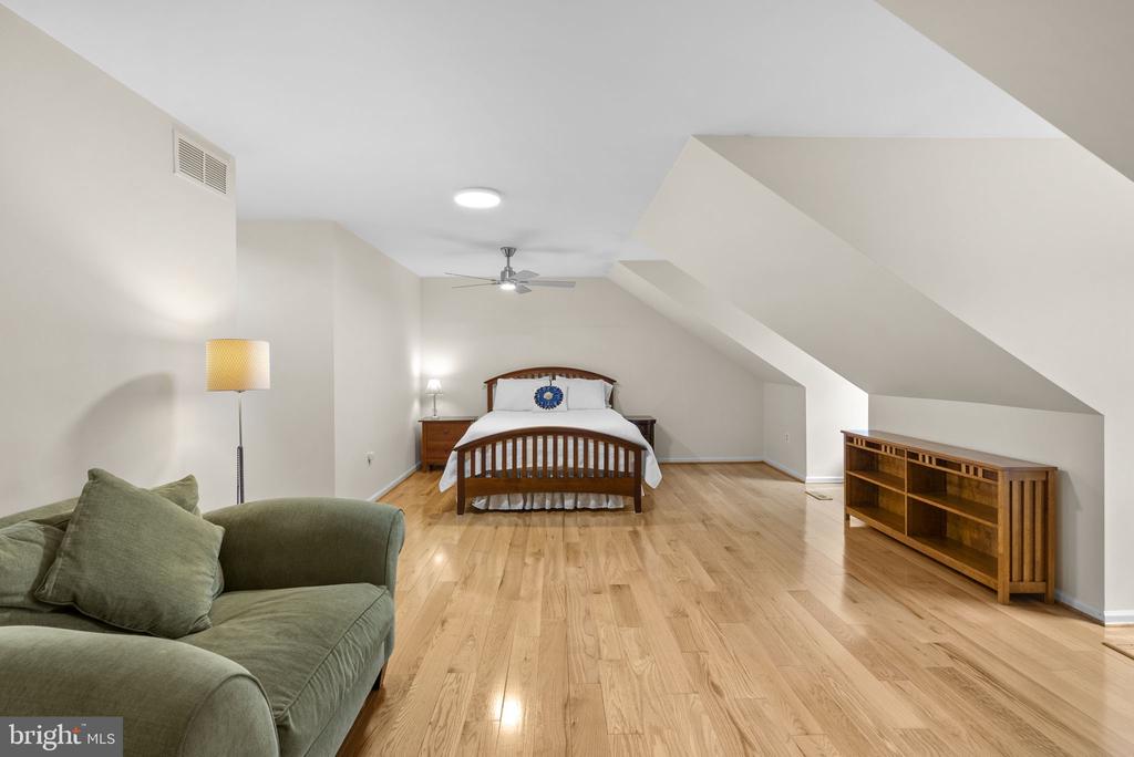 212 AMBLESIDE DRIVE