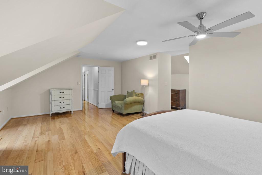 212 AMBLESIDE DRIVE